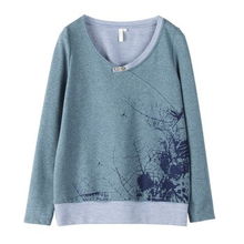 茵曼冬裝新品解析 B823021382藍(lán)灰針織衫的百搭風(fēng)尚